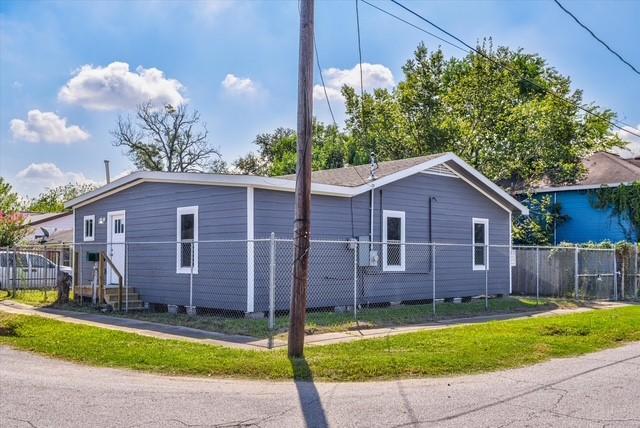 3802 Ranch St, Houston, TX 77026 - view of side of property