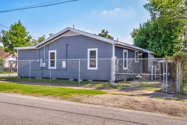3802 Ranch St, Houston, TX 77026 - view of side of property