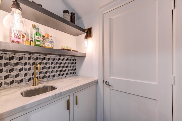 1121 Lashbrook Dr, Houston, TX 77077 - indoor wet bar with tasteful backsplash