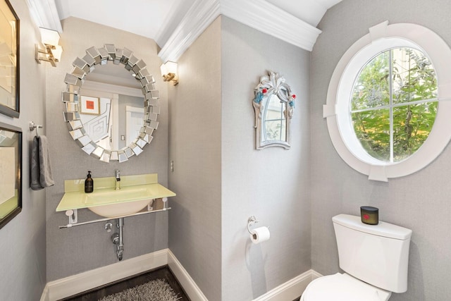 38 Hackberry Ln, Houston, TX 77027 - bathroom with toilet and baseboards