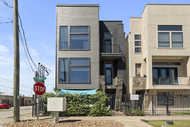 5122 Lillian St, Houston, TX 77007 - townhome / multi-family property with stucco siding
