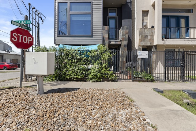 5122 Lillian St, Houston, TX 77007 - entrance to property with stone siding