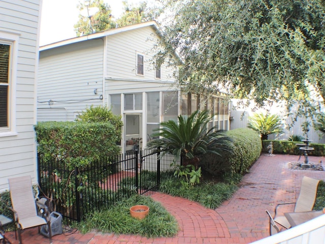1401 Truxillo St, Houston, TX 77004 - view of front facade featuring a sunroom