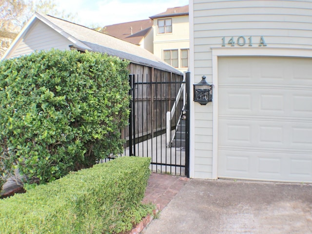 1401 Truxillo St, Houston, TX 77004 - view of garage