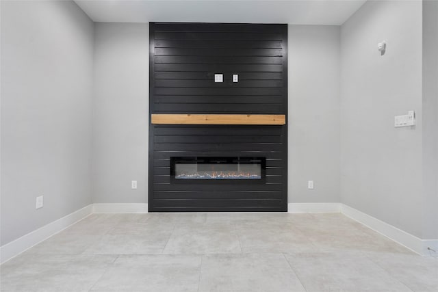 825 Paul Quinn St Unit E, Houston, TX 77091 - detailed view of a large fireplace and baseboards