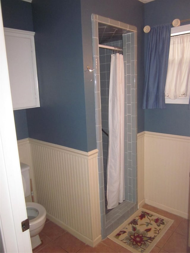 1406 Key St, Brenham, TX 77833 - full bath with wainscoting, a tile shower, and tile patterned flooring