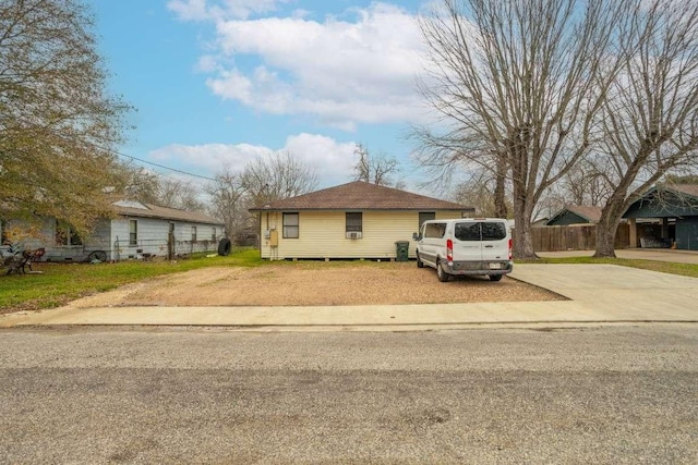 402 W Converse St, Weimar, TX 78962 - view of front of home with driveway