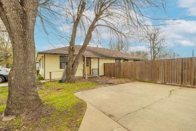 402 W Converse St, Weimar, TX 78962 - view of front facade featuring a patio