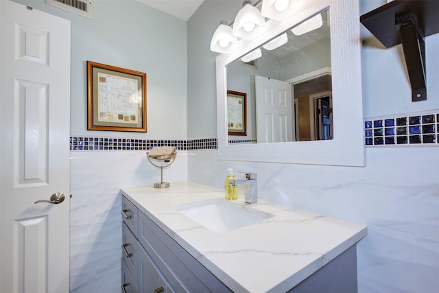 840 Threadneedle St E Unit 208, Houston, TX 77079 - bathroom with vanity and tile walls