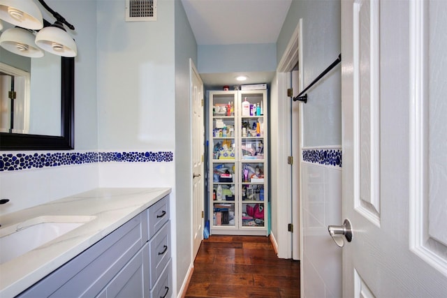 840 Threadneedle St E Unit 208, Houston, TX 77079 - bathroom featuring vanity and wood finished floors