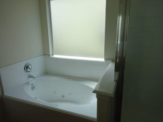 21606 Haylee Way, Humble, TX 77338 - full bath featuring a whirlpool tub