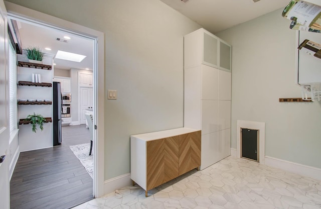 931 Shirkmere Rd, Houston, TX 77008 - bathroom featuring a skylight and recessed lighting