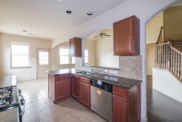 6533 Gray Birch Ln, Dickinson, TX 77539 - kitchen featuring stainless steel appliances, arched walkways, ceiling fan, backsplash, and recessed lighting