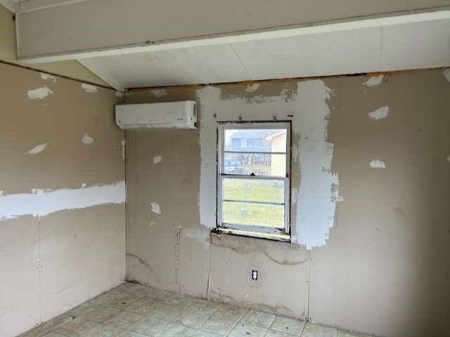 6708 Hawthorne Rd, Hitchcock, TX 77563 - spare room featuring a wall mounted AC