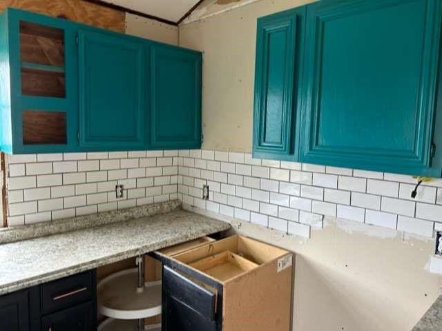 6708 Hawthorne Rd, Hitchcock, TX 77563 - kitchen with backsplash and light countertops