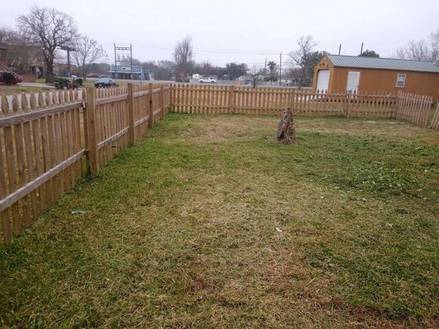 6708 Hawthorne Rd, Hitchcock, TX 77563 - fenced backyard with a garage