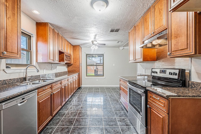 334 Anchor Way, League City, TX 77573 - kitchen featuring stainless steel appliances, under cabinet range hood, a textured ceiling, a ceiling fan, and brown cabinets