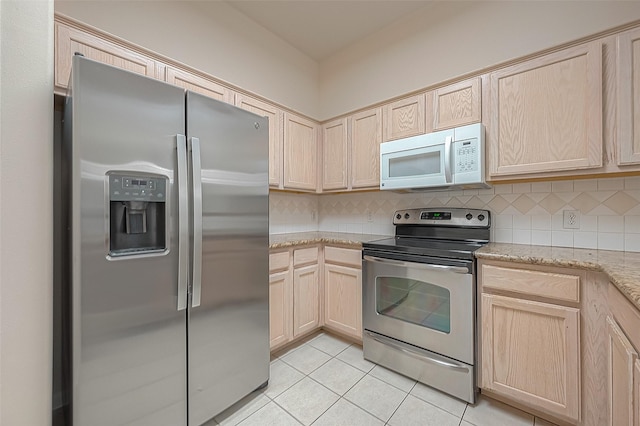 2710 Grants Lake Blvd Unit T6, Sugar Land, TX 77479 - kitchen featuring appliances with stainless steel finishes, light brown cabinetry, and tasteful backsplash