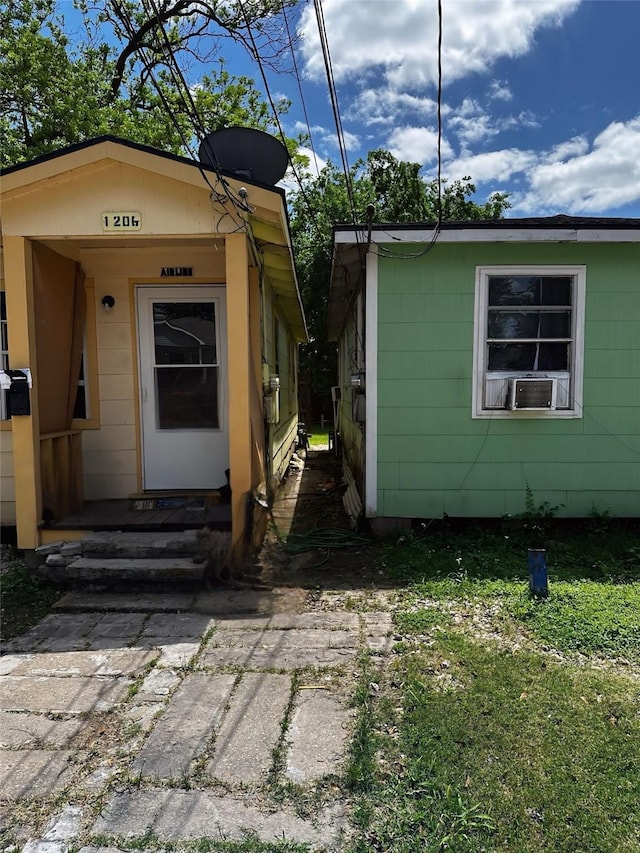 1204 Johnston St, Houston, TX 77022 - view of front of house featuring cooling unit