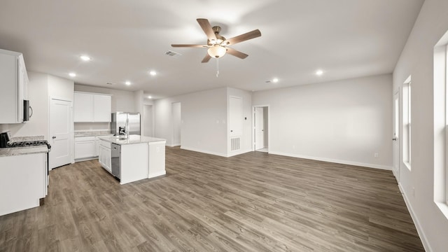 25021 Pomegranate Pl, Montgomery, TX 77316 - kitchen with appliances with stainless steel finishes, open floor plan, a ceiling fan, recessed lighting, and a kitchen island with sink
