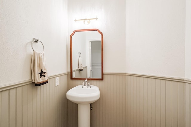 703 Rock Creek Ct, Rosenberg, TX 77469 - bathroom with a wainscoted wall
