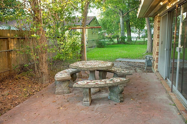 6407 Nuben St, Houston, TX 77091 - fenced backyard with a patio