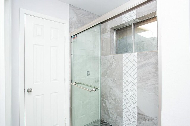 6407 Nuben St, Houston, TX 77091 - full bathroom featuring a stall shower