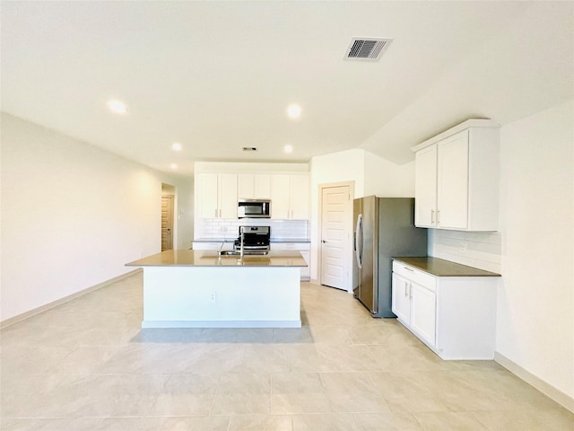 4107 Yosemite Valley Ct, Katy, TX 77494 - kitchen featuring stainless steel appliances, backsplash, recessed lighting, a kitchen island with sink, and white cabinetry