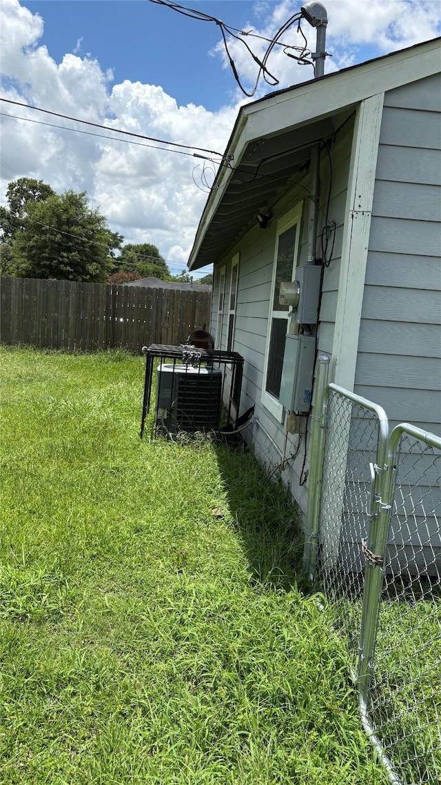 5510 Chennault Rd, Houston, TX 77033 - view of yard