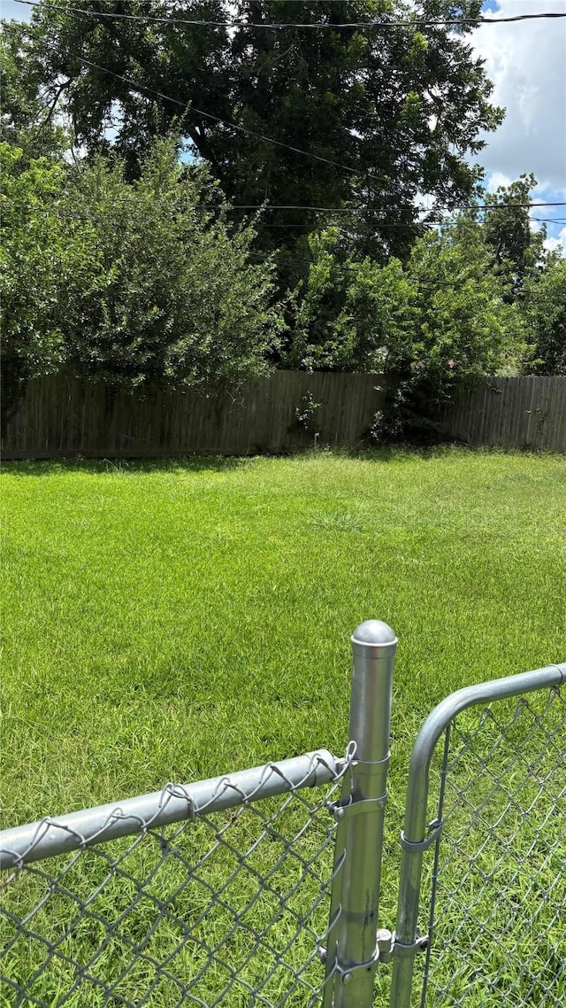 5510 Chennault Rd, Houston, TX 77033 - view of yard