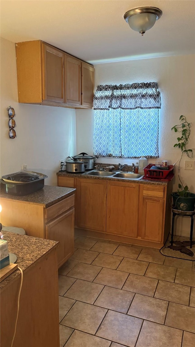5510 Chennault Rd, Houston, TX 77033 - kitchen with a sink