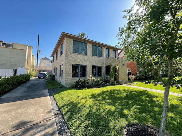 1805 Sul Ross St, Houston, TX 77098 - view of front facade featuring brick siding and a front lawn