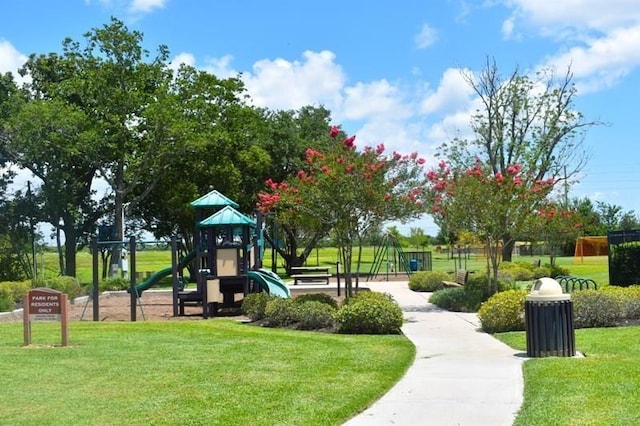 7615 Adobe Canyon Ln, Richmond, TX 77469 - surrounding community with a yard