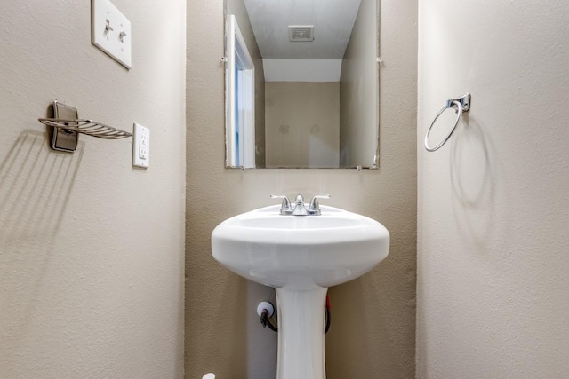 8206 Bassett St, Houston, TX 77051 - view of bathroom