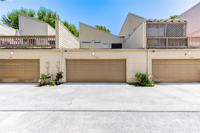 1572 Prairie Grove Dr, Houston, TX 77077 - view of front facade featuring a balcony