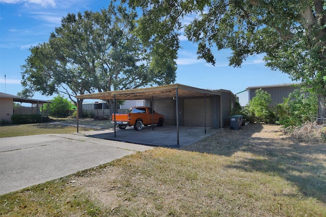 29515 Quinn Rd, Tomball, TX 77375 - view of parking / parking lot featuring a detached garage and driveway