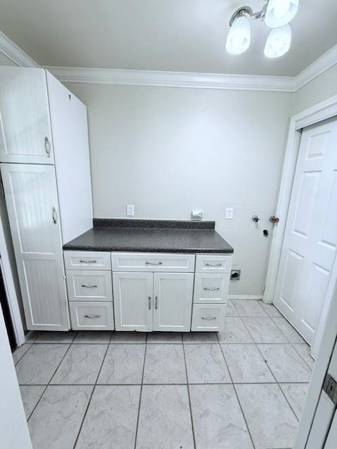 10302 Sageplum Dr, Houston, TX 77089 - kitchen featuring ornamental molding, dark countertops, a chandelier, and white cabinets