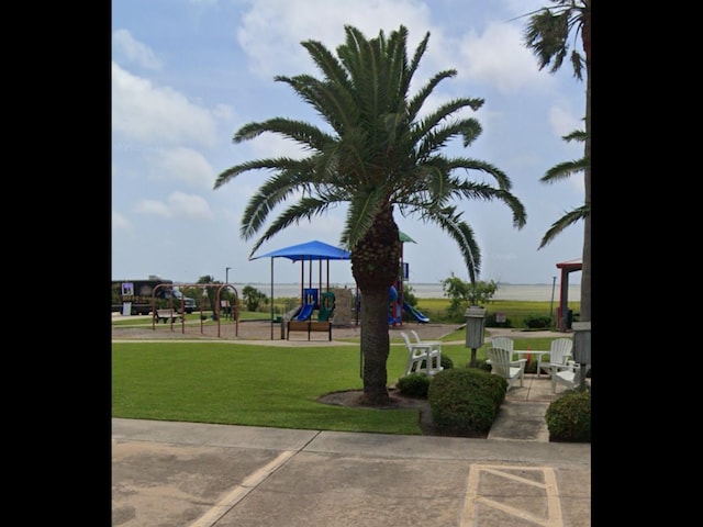 34 Tiki Dr, Tiki Island, TX 77554