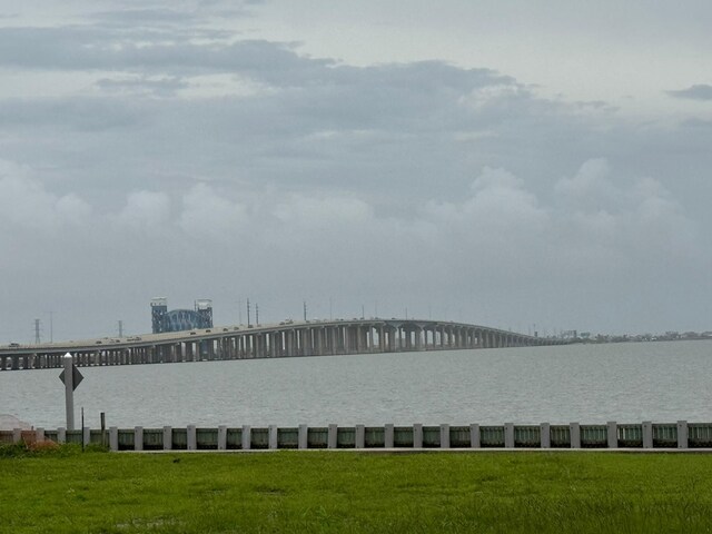 34 Tiki Dr, Tiki Island, TX 77554