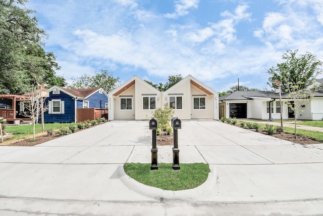 3453 Mainer St, Houston, TX 77021 - view of front facade featuring concrete driveway