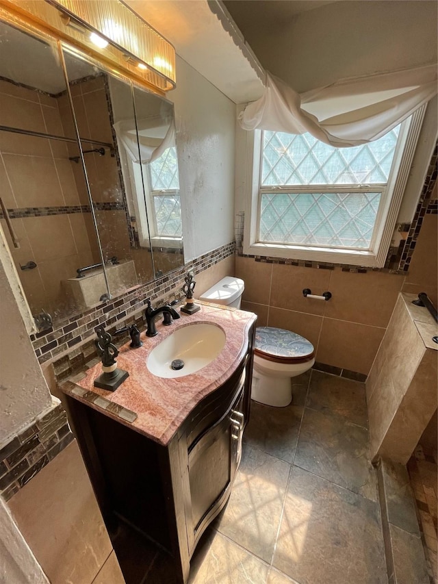 7539 Carothers St, Houston, TX 77028 - bathroom with vanity, plenty of natural light, tile walls, a tile shower, and backsplash