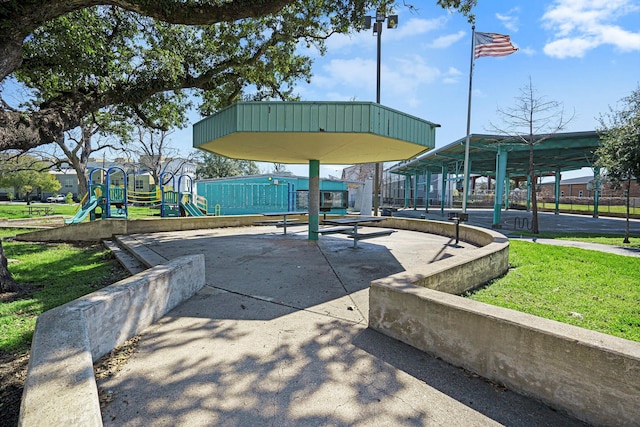 2919 Gillespie St, Houston, TX 77020 - view of home's community featuring a yard