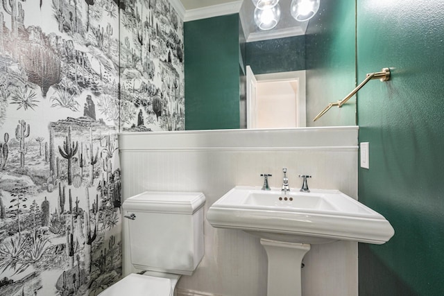2919 Gillespie St, Houston, TX 77020 - bathroom with toilet and ornamental molding