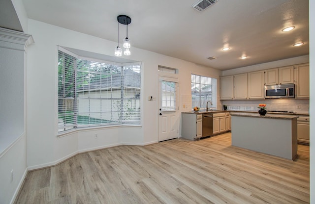 20531 Spring Rose Dr, Katy, TX 77450 - kitchen featuring stainless steel appliances, light wood-type flooring, decorative light fixtures, decorative backsplash, and recessed lighting