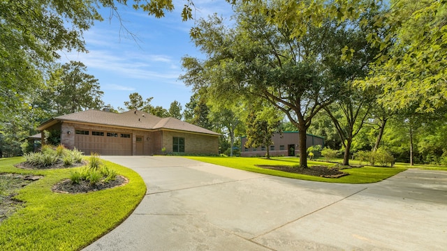 15608 Queen Victoria Ct, Montgomery, TX 77316 - view of front of house featuring driveway, an attached garage, and a front lawn