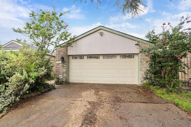 12148 Stone W Dr, Houston, TX 77035 - view of detached garage