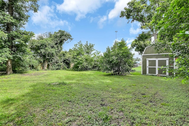 702 Caplin St, Houston, TX 77022 - view of grassy yard with a shed