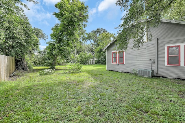 702 Caplin St, Houston, TX 77022 - view of yard