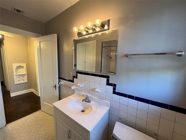 4905 Jackson St, Houston, TX 77004 - full bathroom featuring vanity, a shower, and tile walls