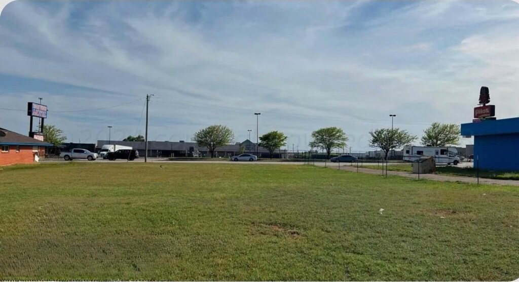 2116 F NW, Childress, TX 79201 - photo 1